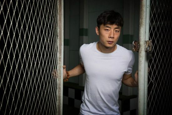 强行挺进美艳老师的后臀